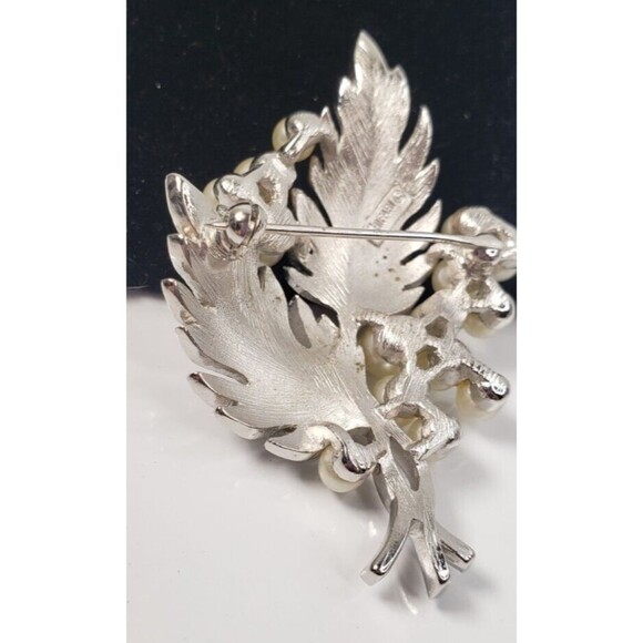 Vintage Crown TRIFARI Signed Pearl and Silver Tone Pin Brooch **rare** 1950-60's - Picture 6 of 8